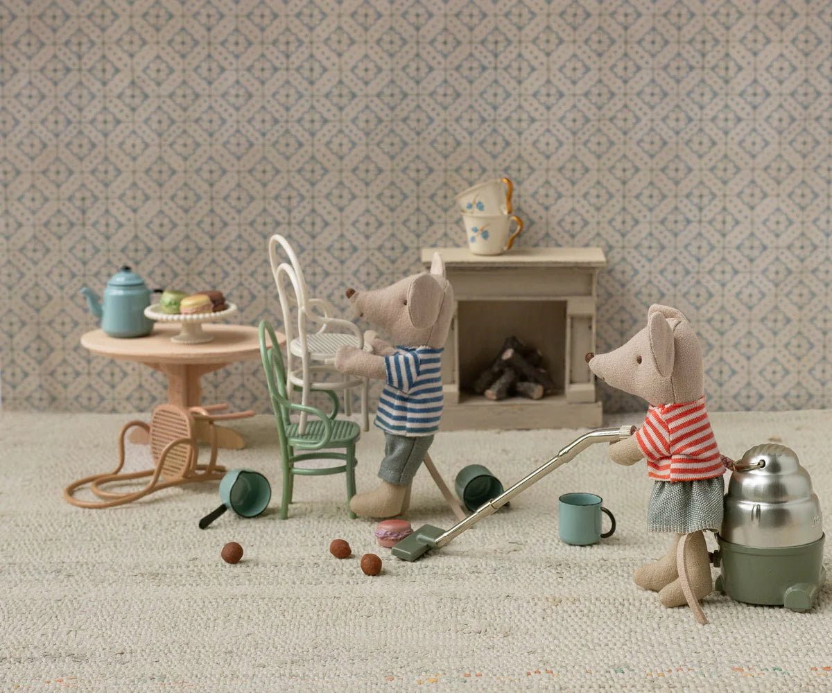 Vintage Chair (Mouse)