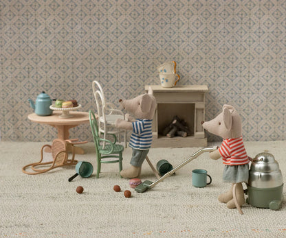 Vintage Chair (Mouse)
