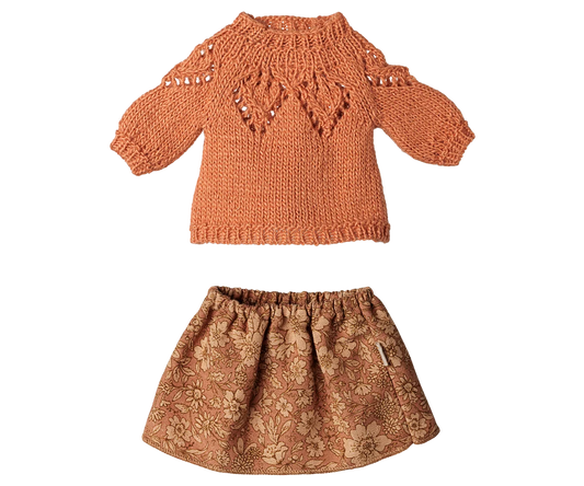 Skirt and Knitted Sweater (Medium Mouse)